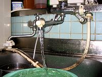 �䏊�̎֌�����o�鐅��