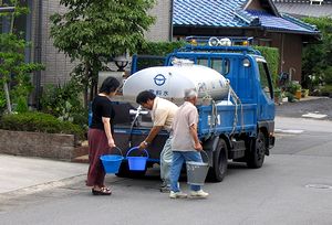 �����Ԃ��琅�����炤�s��