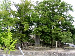 �����E�̑O