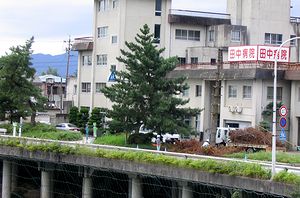 �؂�|����钼�O�̏�