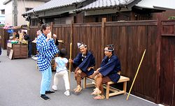 地元の人が当時の服装で雰囲気を出しています