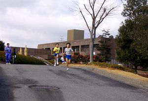 タイムを縮めようと頑張る子ども達(亀山公園で)