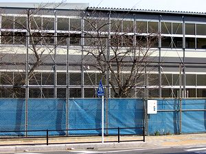 ���݂̃t�F���X�Ɖ��ݍZ�ɁA�����ɓy�����v�悳��Ă��܂�