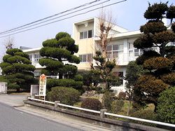 ���Ǝ��̍s��ꂽ�T�R���w�Z