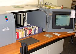 �}�������ɂ���@�B�Ŏ����I�ɉ^�т�����