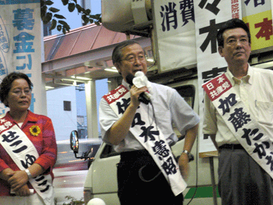 �}�C�N�������Ă���̂����X�،�������i�I�����̊X�������Łj