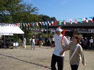 目隠しをして音だけを頼りに走る私