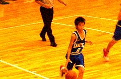 �o�X�P�b�g�{�[�������钆�w���̑��q