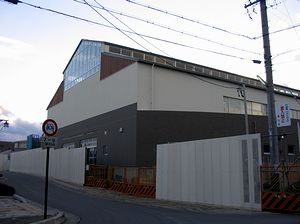 北東から見た建設中の西小学校体育館