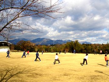 �T�R�����ŗ��K������q�ǂ��B�i�����ɖ�o�R��������j