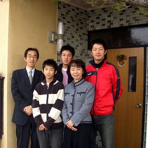 �c���������x���Ă���Ă���ȂƂR�l�̑��q����