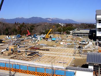 �ʐ^�̉E�[�̏オ���ʋ������A��������A�����ē��H�ɉ����ĊO�ǂ������Ă���