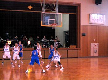 �T���i���̃��j�t�H�[���j�Ɨ鎭���̌�����