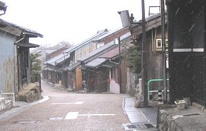 雪がちらつく関の町並み