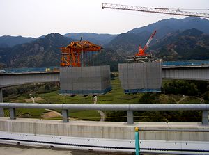 橋梁から橋梁へ空中で道路がつくられる