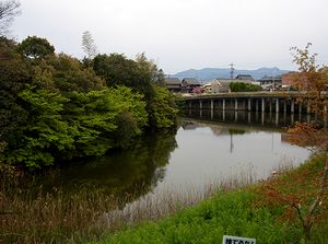 �r�̑��i�s�����̓�̓��H����j