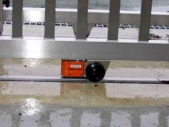 ���̉��ɂ��Ă���ԐF�̃X�g�b�p�[�i����ŌŒ肳��Ă���j