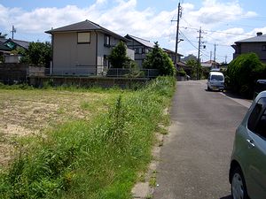 �쑺�c�n�̗אڒn�i�󂫒n�j�ɂQ�R�˂̏Z��v�悳��Ă���