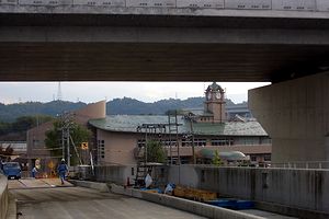 �u���̑勴�v����݂��_�ӏ��w�Z�i���H�̏��ʂ�̂͊փo�C�p�X�j