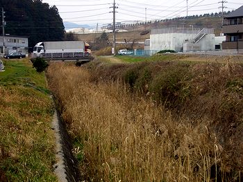 ����̏㗬�ɂ͍H�ƒc�n������i�E��̕����j