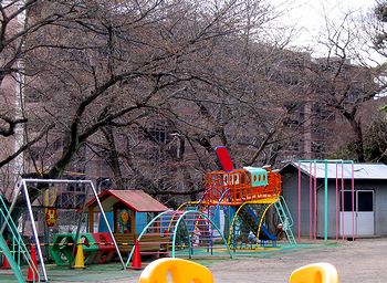 ��O���쉀�̉��납�����݂�