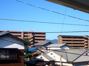 ���Z�܂��̃A�p�[�g���猩���鍂�w�A�p�[�g�i���P���������j