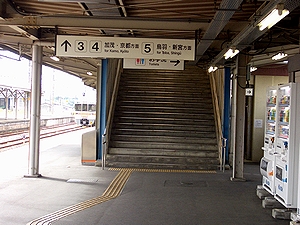 �T�R�w�̊K�i