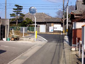 �s�̓��������Ƃi�q�̋��͂Ō��ʂ����ǂ��Ȃ�����쒬�̎s���i�J�[�u�~���[�̍��̕ǂ�啝�Ɏ�菜�����j