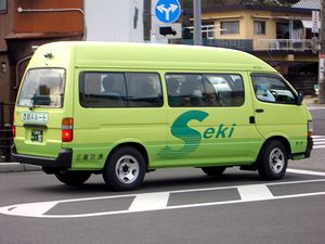 12人乗りのワゴン車(JR関駅前で)