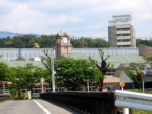 �ł������͎��v���̂���n�C�J���ȍZ�ɂ��ڗ������̂����͂���Ȍi�ςɂȂ��Ă��܂����i�_�ӏ��|�Z�ɂ̖k�ɓ��H�ƃz�e���j