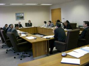 ���c��ł̎��@�̗l�q�i�ʐ^���ʂ̍����|��ψ����A�E�����j