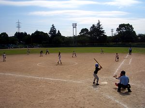 �ҏ��̒��A�y�j���ɍs��ꂽ�s�q�A�̃\�t�g�{�[�����