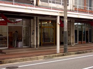 ���i�̓V���b�^�[���~��Ă�X�܂ɍ�i������ꂢ��