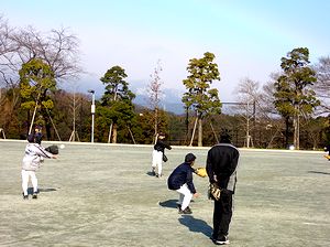 �����Ń\�t�g�{�[��������i���o�[�����̎q�ǂ�����