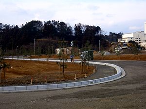 �֏�ɒʂ���i���H�𑢂��Ă���