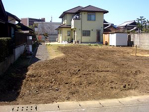 �ƂȂ�̉Ƃ̉�̂œ��̓��H����ی����ɂȂ����䂪��